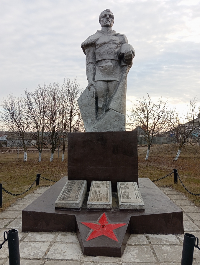 В Большой Чечуйке с помощью местных жителей отремонтировали памятник воинам