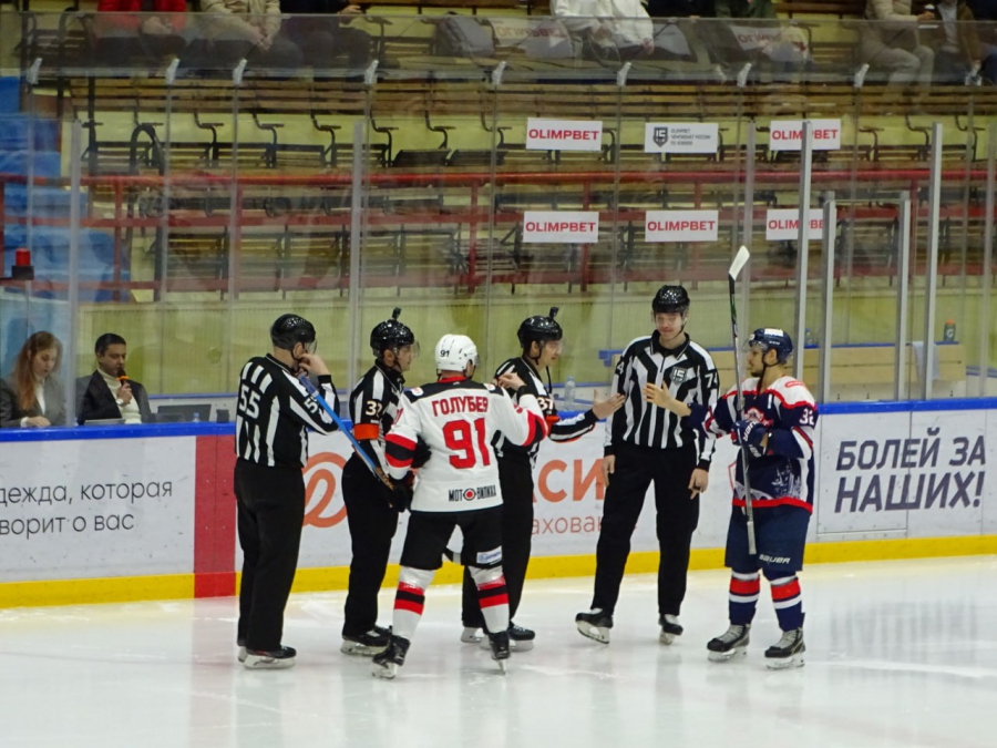 «Кристалл» не смог спастись в матче с пермским «Молотом»