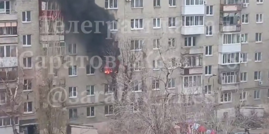 Пожарные спасли пенсионерку из горящего дома на Рабочей. Эвакуированы 17 человек