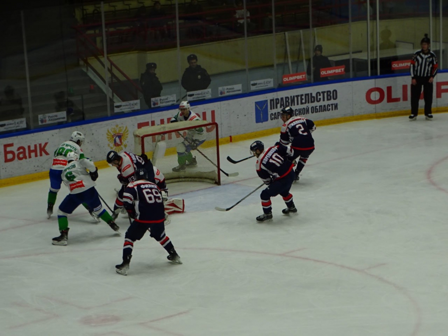 Саратовский «Кристалл» победил «Торос» и уступил «Ижстали»