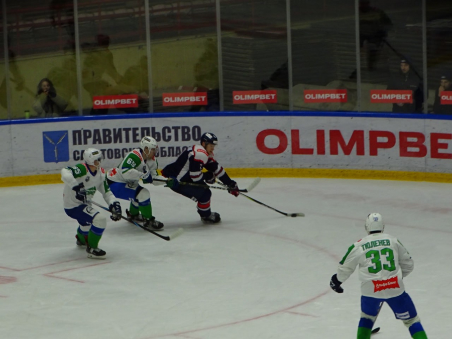 Саратовский «Кристалл» победил «Торос» и уступил «Ижстали»