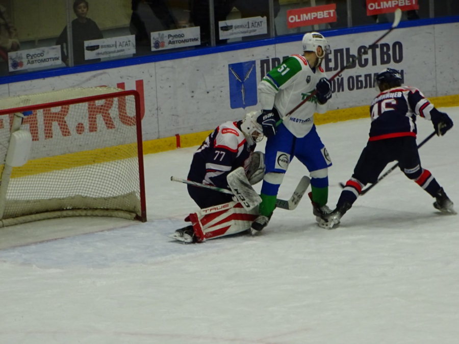 Саратовский «Кристалл» победил «Торос» и уступил «Ижстали»