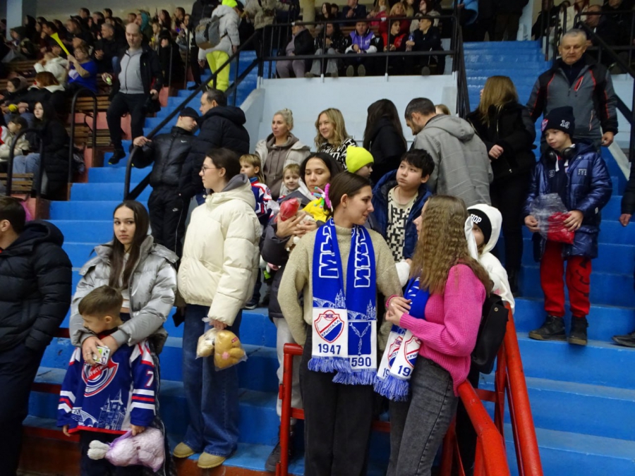 Саратовский «Кристалл» победил «Торос» и уступил «Ижстали»