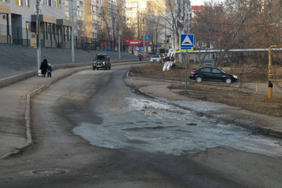 В Юбилейном замерзшие коммунальные течи мешают водителям и пешеходам