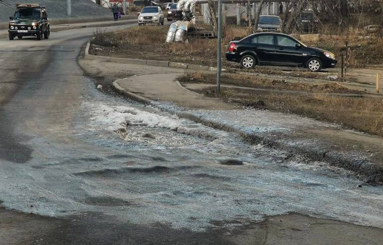 В Юбилейном замерзшие коммунальные течи мешают водителям и пешеходам