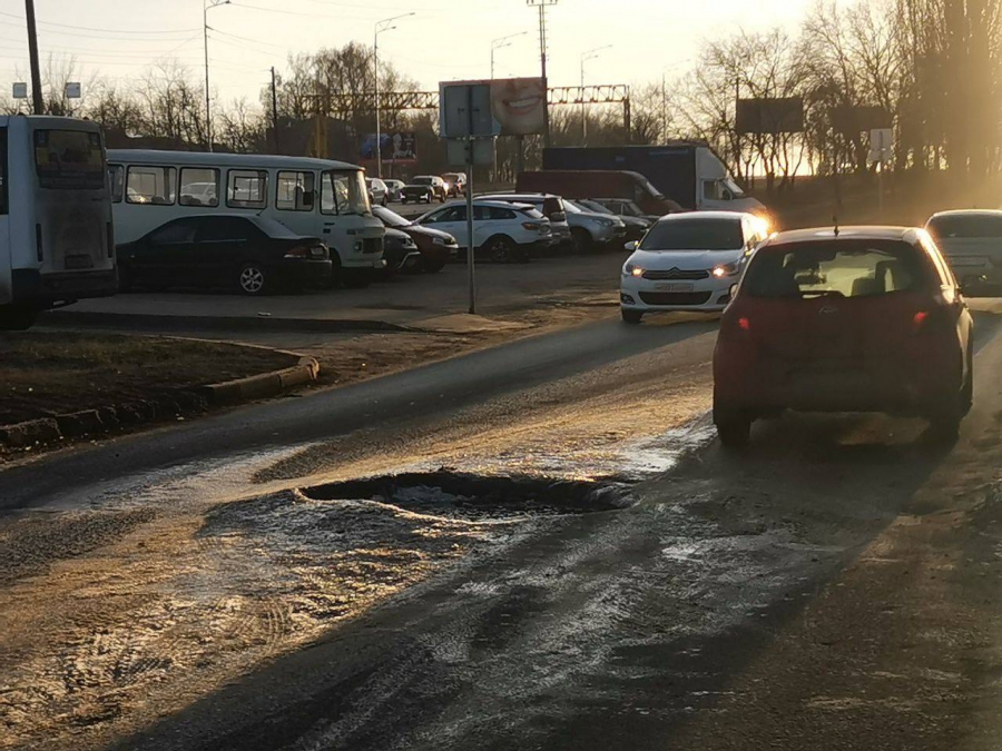 В Юбилейном замерзшие коммунальные течи мешают водителям и пешеходам