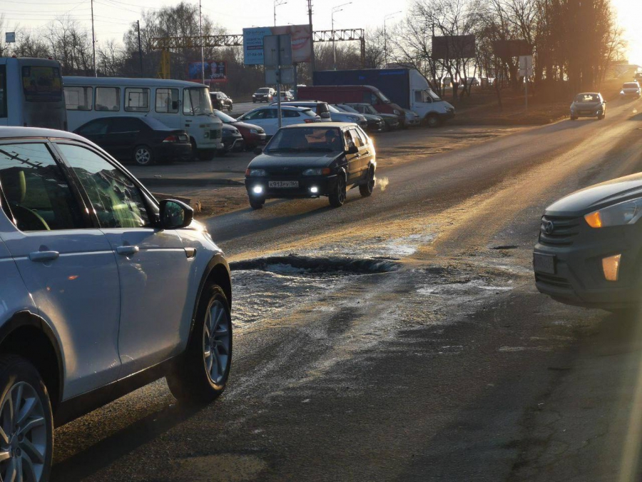 В Юбилейном замерзшие коммунальные течи мешают водителям и пешеходам