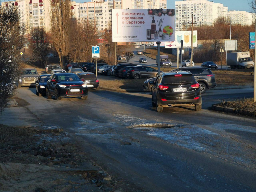 В Юбилейном замерзшие коммунальные течи мешают водителям и пешеходам