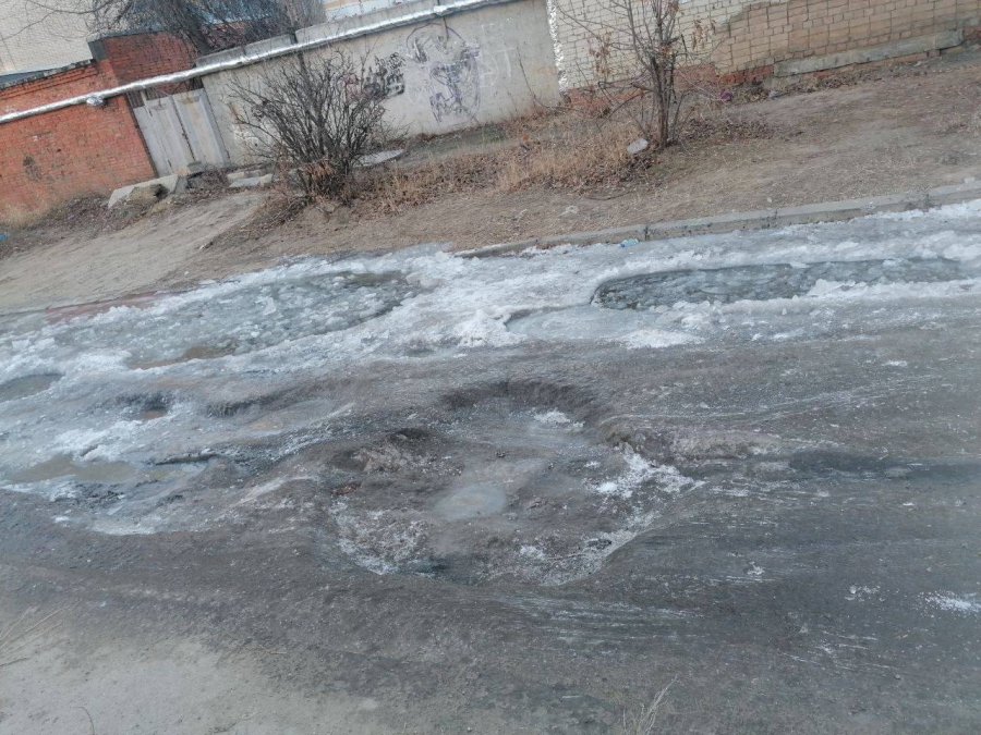 В Юбилейном замерзшие коммунальные течи мешают водителям и пешеходам