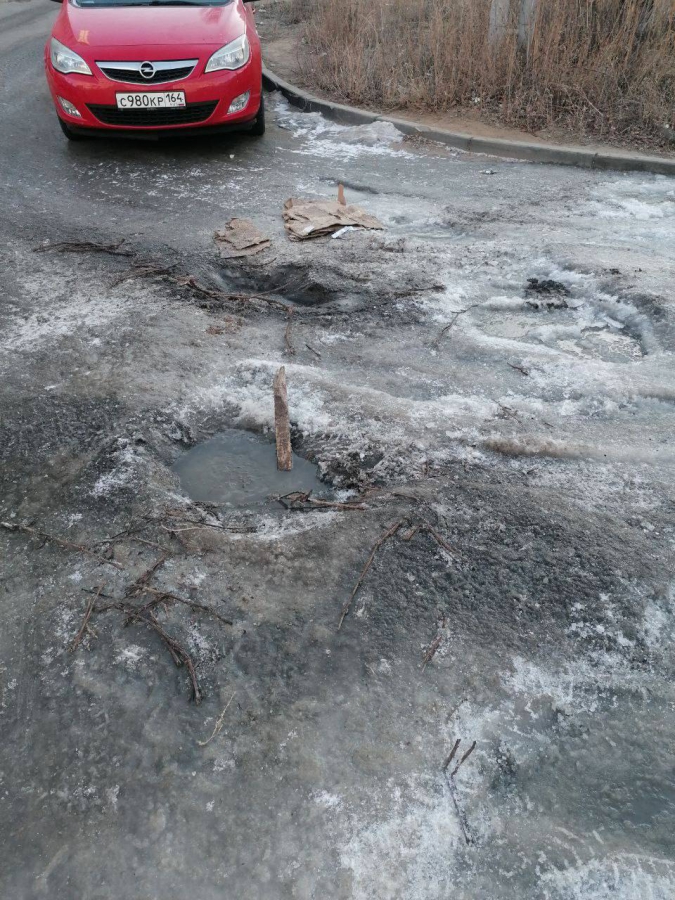 В Юбилейном замерзшие коммунальные течи мешают водителям и пешеходам