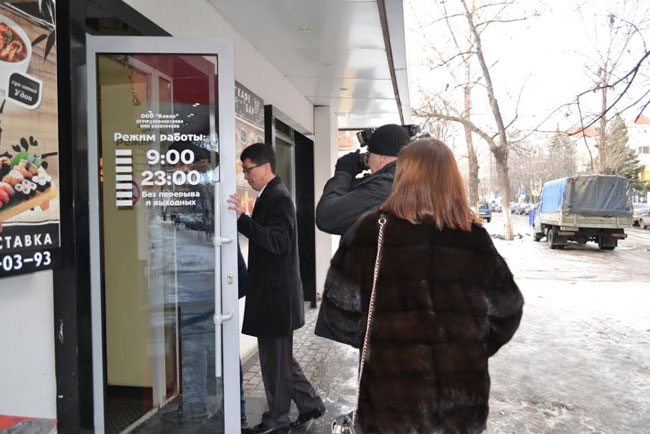 Студентки провоцировали продажу алкоголя без паспорта