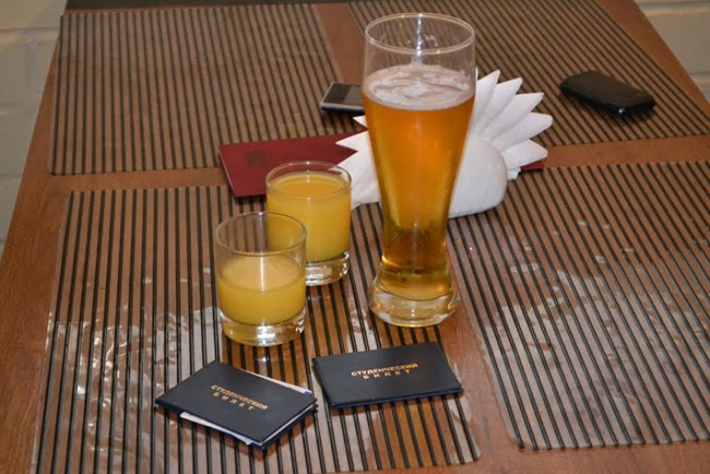 Студентки провоцировали продажу алкоголя без паспорта