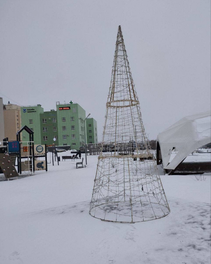 Жители Юбилейного пожаловались на ржавую елку в парке