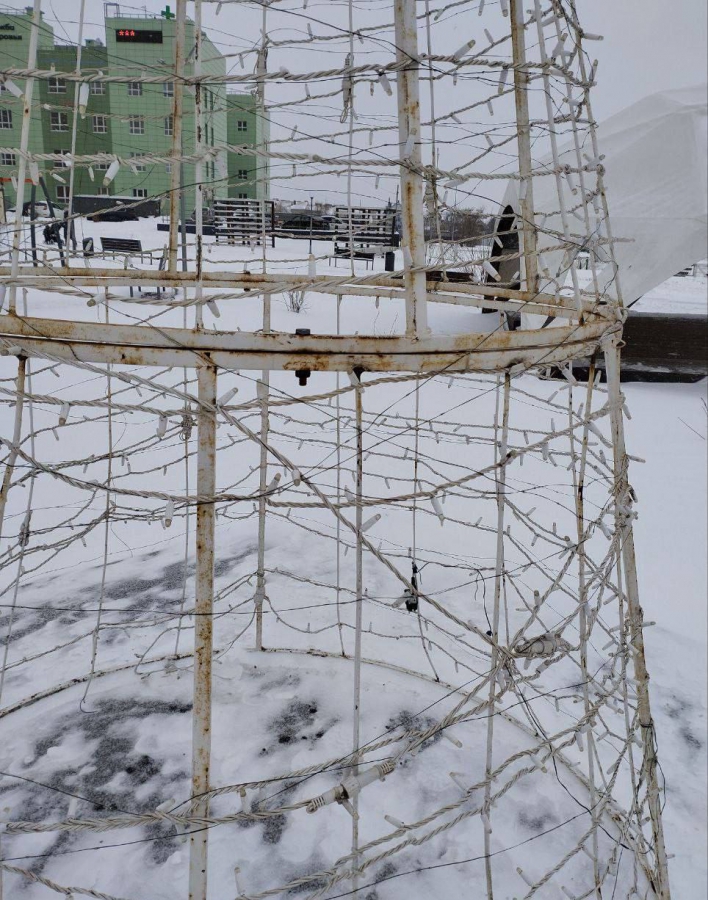 Жители Юбилейного пожаловались на ржавую елку в парке