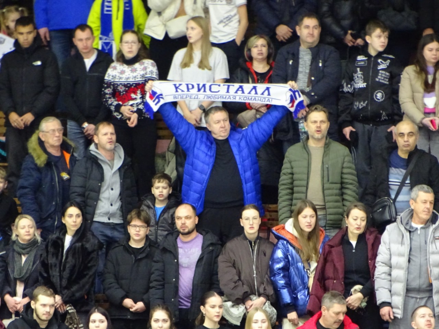 «Кристалл» победил команду своего бывшего тренера