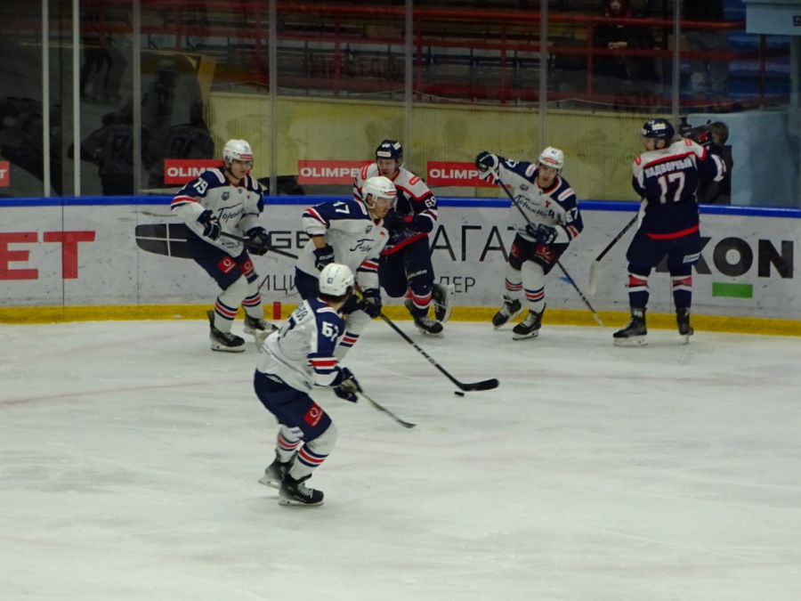 «Кристалл» победил команду своего бывшего тренера