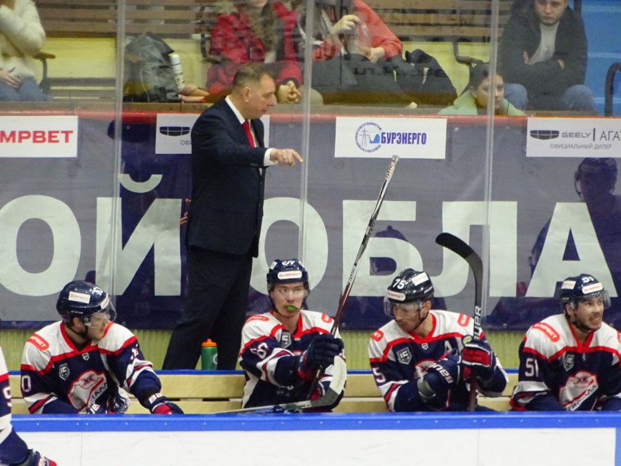 «Кристалл» победил команду своего бывшего тренера