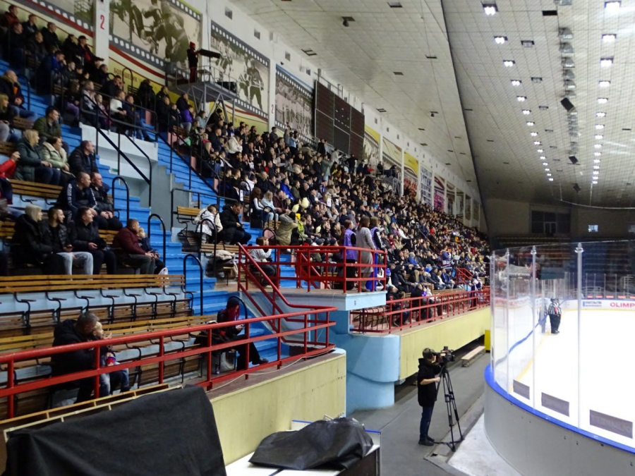 «Кристалл» победил команду своего бывшего тренера