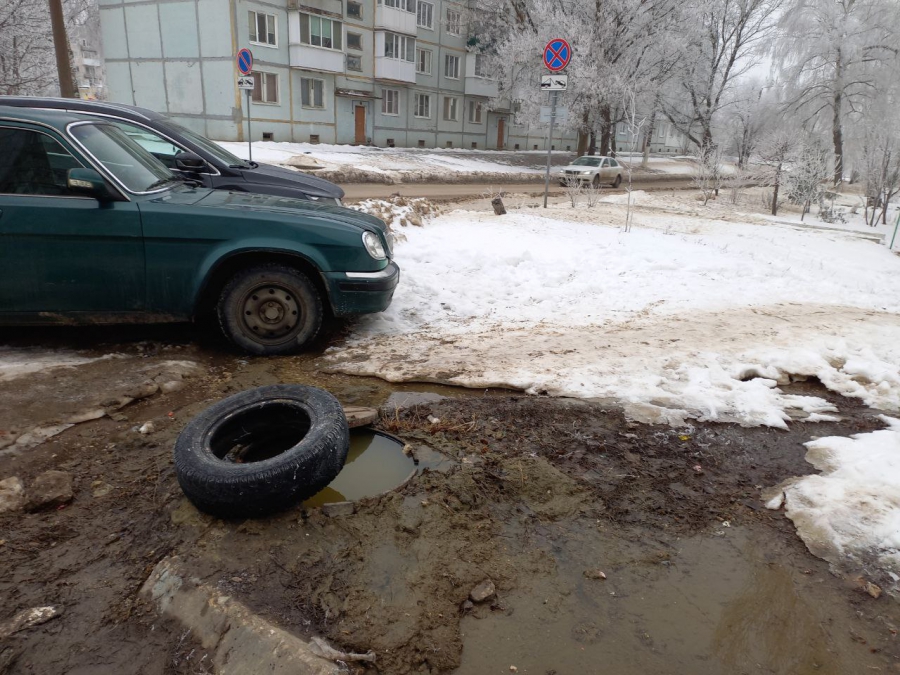 В Светлом из-за открытого люка нечистоты текут в Волгу и Дон