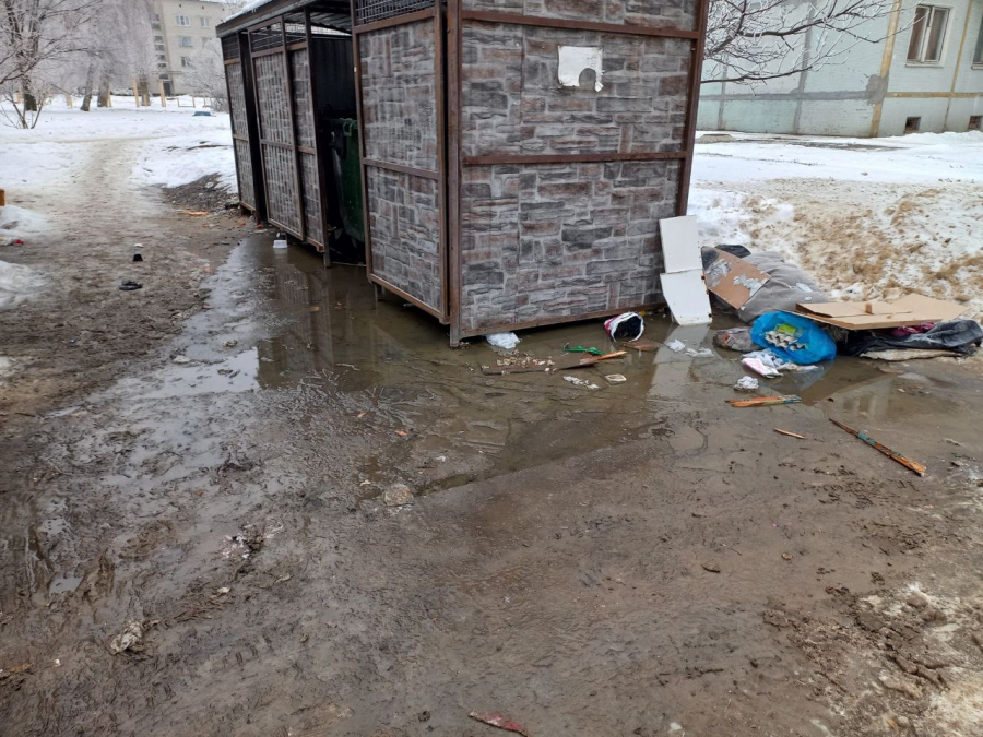 В Светлом из-за открытого люка нечистоты текут в Волгу и Дон