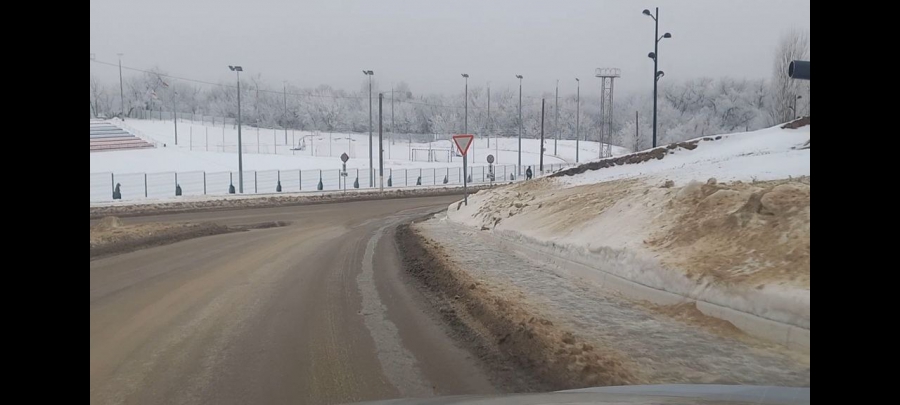 В Светлом из-за открытого люка нечистоты текут в Волгу и Дон