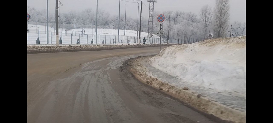В Светлом из-за открытого люка нечистоты текут в Волгу и Дон