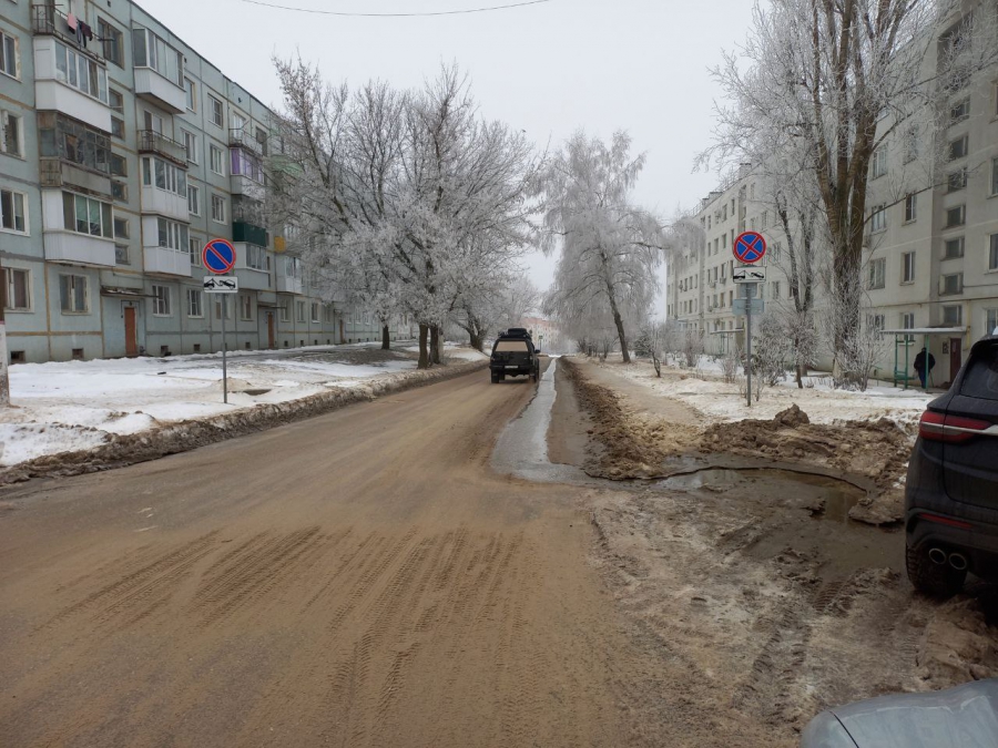 В Светлом из-за открытого люка нечистоты текут в Волгу и Дон