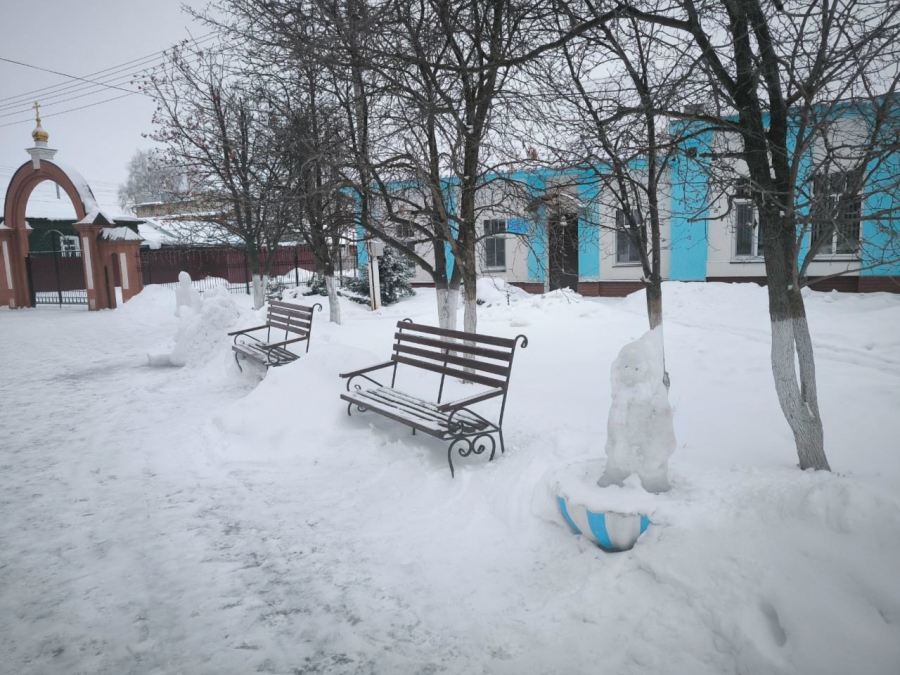 Петровск украсили снежными фигурами Деда Мороза, ангела и гнома