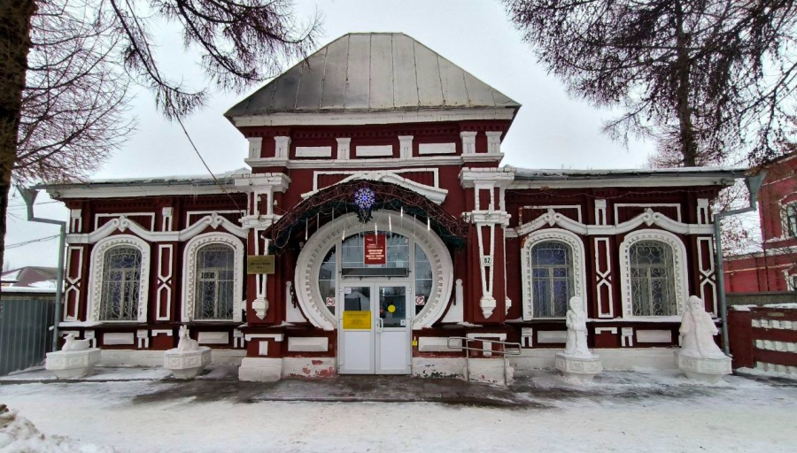 Петровск украсили снежными фигурами Деда Мороза, ангела и гнома