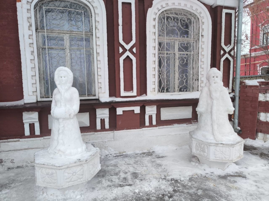 Петровск украсили снежными фигурами Деда Мороза, ангела и гнома