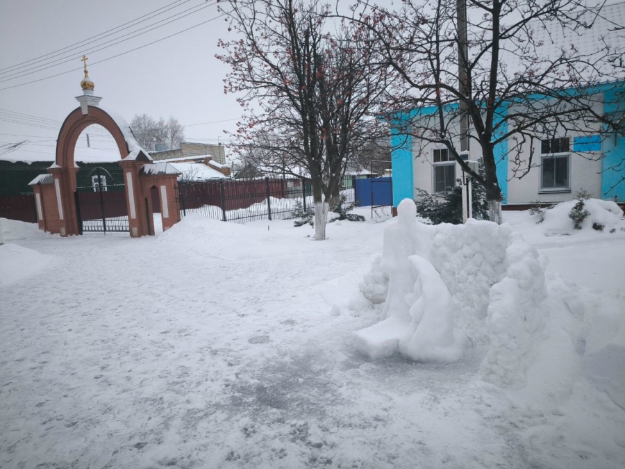 Петровск украсили снежными фигурами Деда Мороза, ангела и гнома