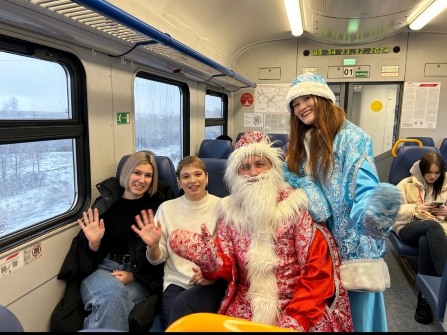 В пригородных поездах в Саратовской области можно встретить Деда Мороза и Снегурочку