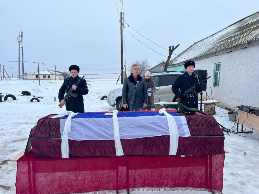 В Александрово-Гайском районе простились с участником СВО Ринатом Ахметовым