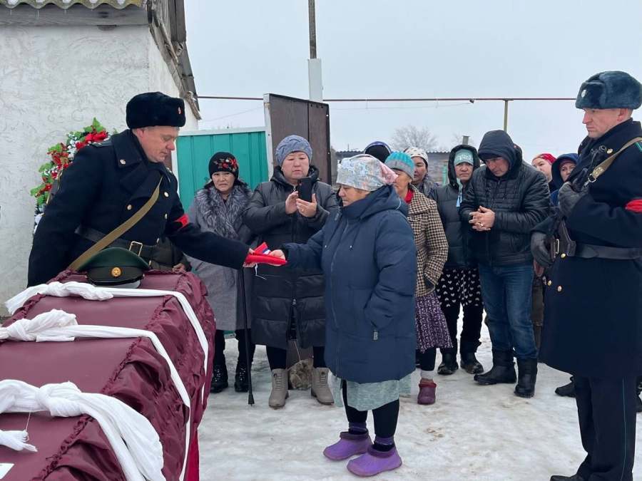 В Александрово-Гайском районе простились с участником СВО Ринатом Ахметовым