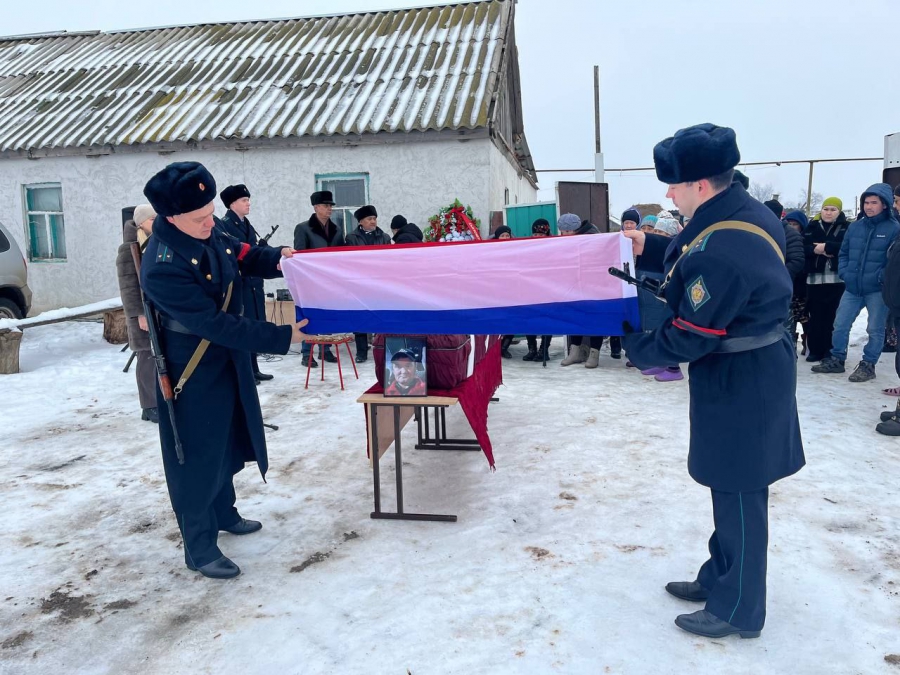 В Александрово-Гайском районе простились с участником СВО Ринатом Ахметовым