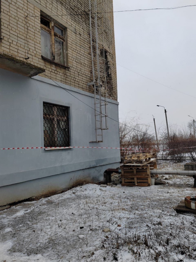В Энгельсе у филиала противотуберкулезного диспансера частично выпала облицовка