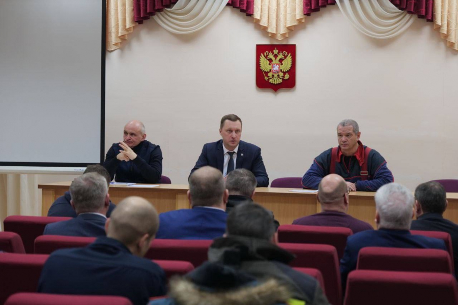 На место пожара в Энгельсе после падения БПЛА прибыл замглавы МЧС России