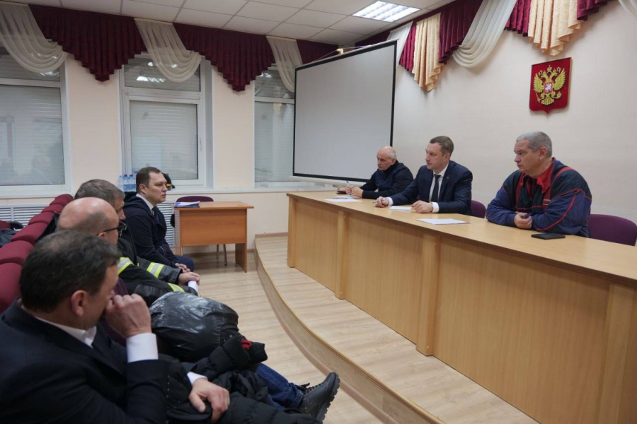 На место пожара в Энгельсе после падения БПЛА прибыл замглавы МЧС России