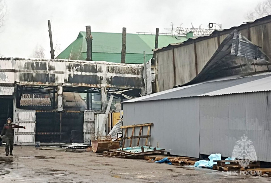 В Энгельсе горело производственное здание на 500 квадратных метрах