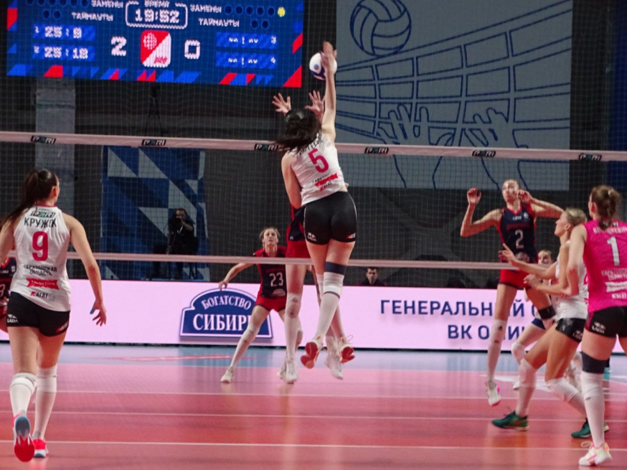 Волейболистки «Протона» разгромно победили «Омичку»