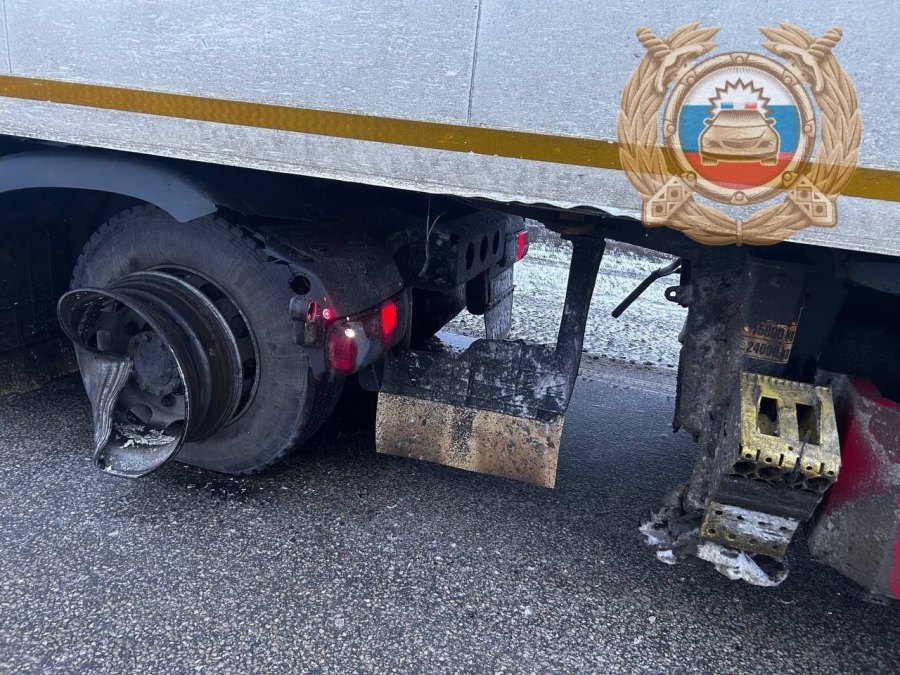 В Пугачевском районе в ДТП с «БМВ» и большегрузом пострадала женщина