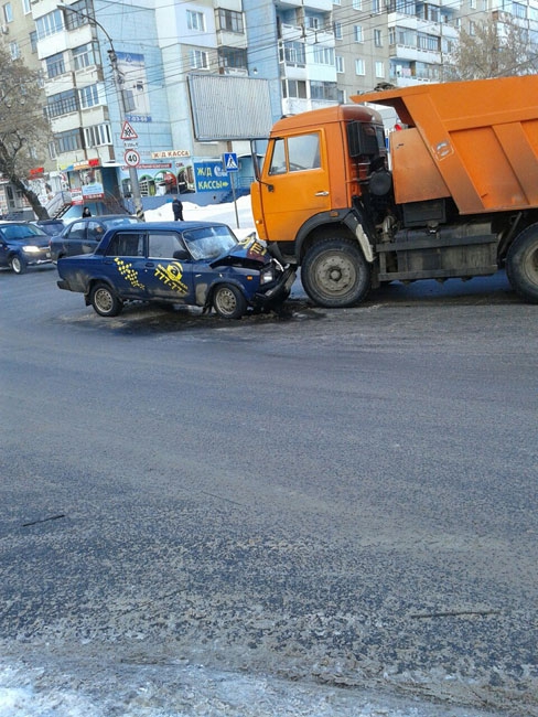 Дорога из Юбилейного и проспект 50 лет Октября встали из-за ДТП