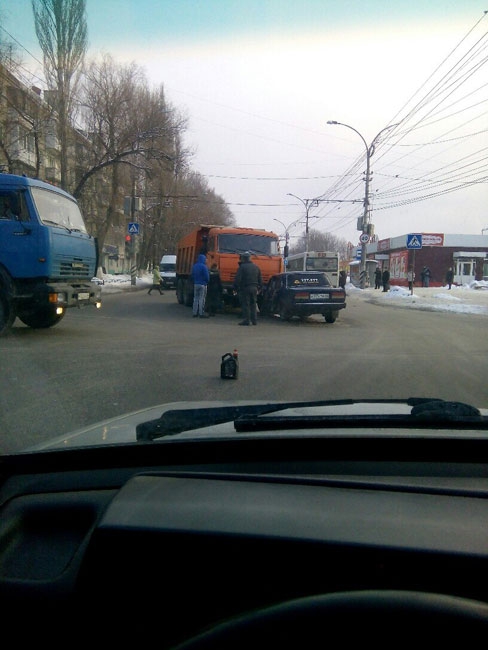Дорога из Юбилейного и проспект 50 лет Октября встали из-за ДТП