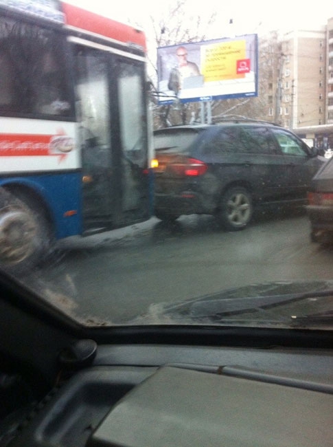 Дорога из Юбилейного и проспект 50 лет Октября встали из-за ДТП