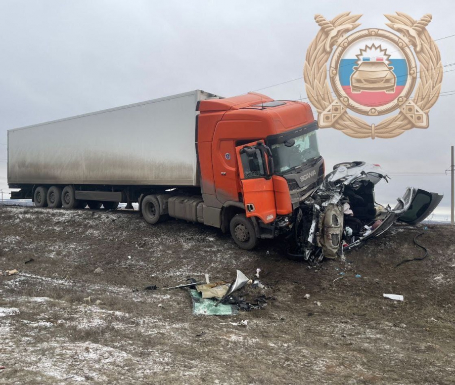 В Татищевском районе женщина погибла в столкновении фуры с легковушкой