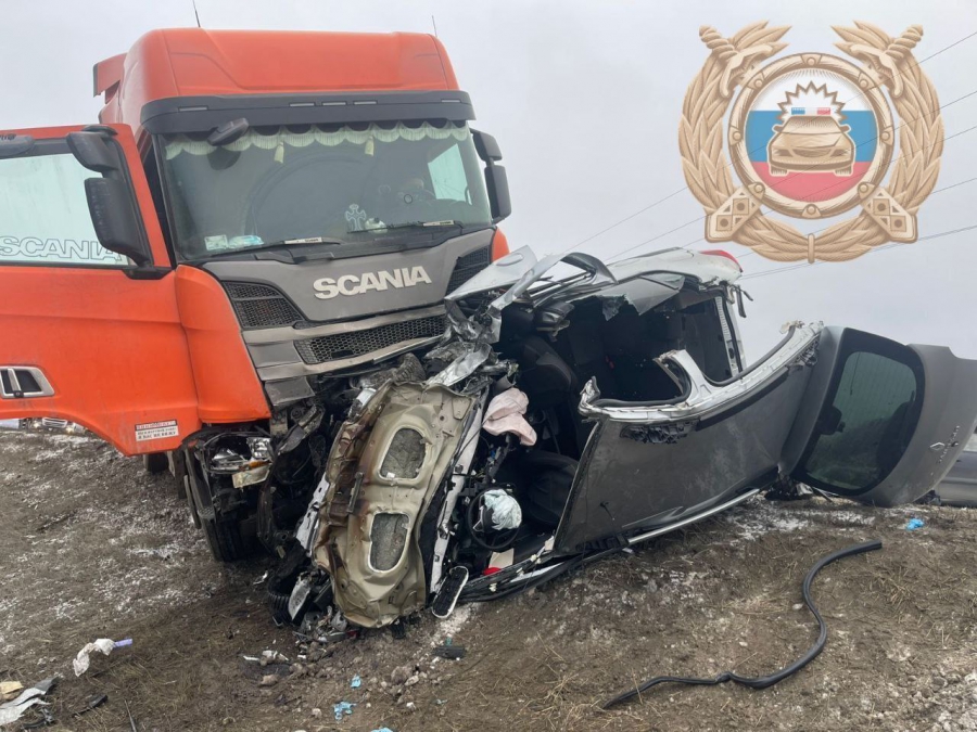 В Татищевском районе женщина погибла в столкновении фуры с легковушкой