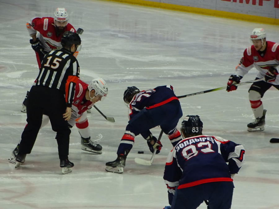 «Кристалл» начал забивать лишь в конце матча и не смог спастись