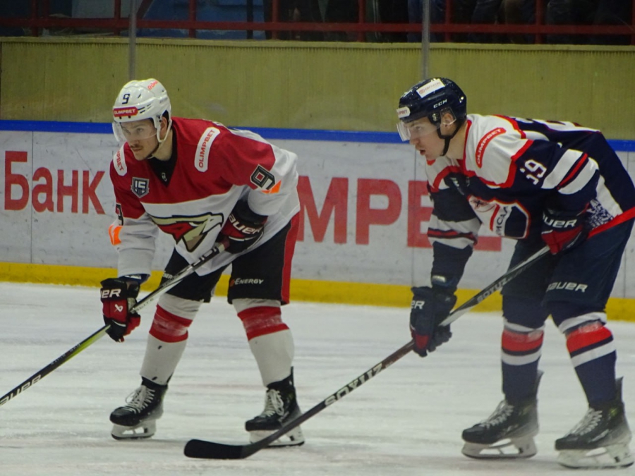 «Кристалл» начал забивать лишь в конце матча и не смог спастись