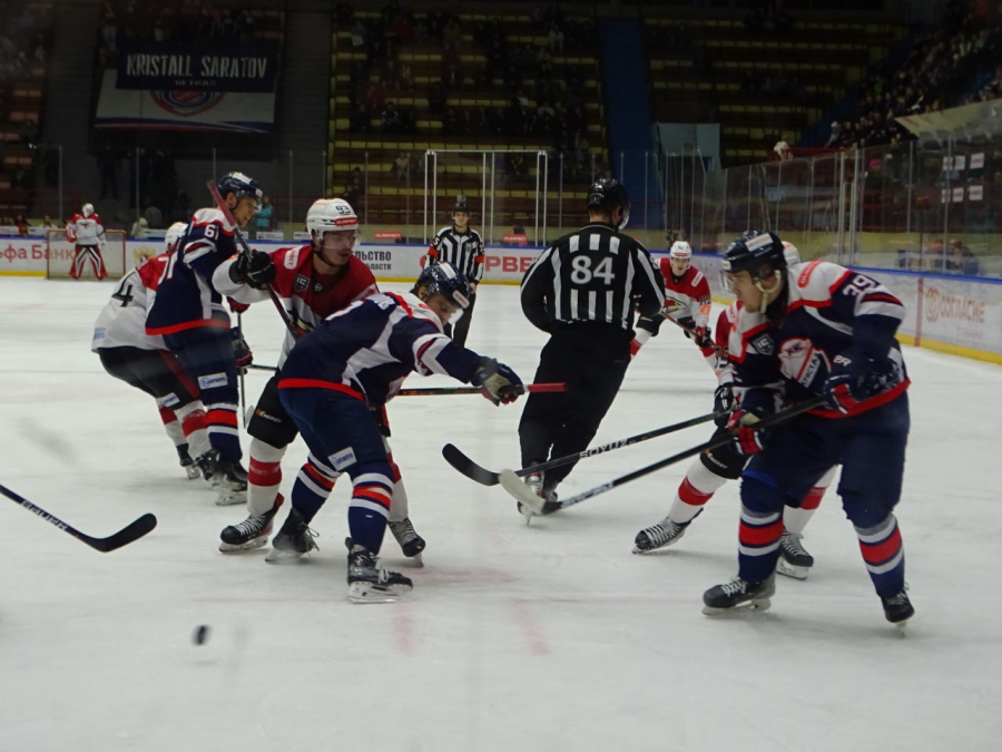 «Кристалл» начал забивать лишь в конце матча и не смог спастись