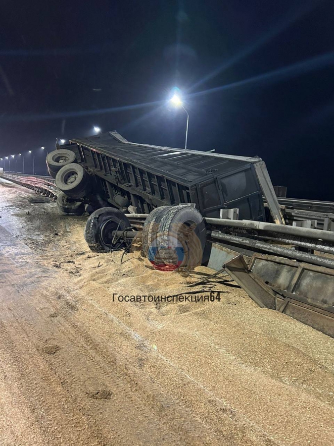 На мосту у Пристанного фура с зерном врезалась в отбойник и опрокинулась